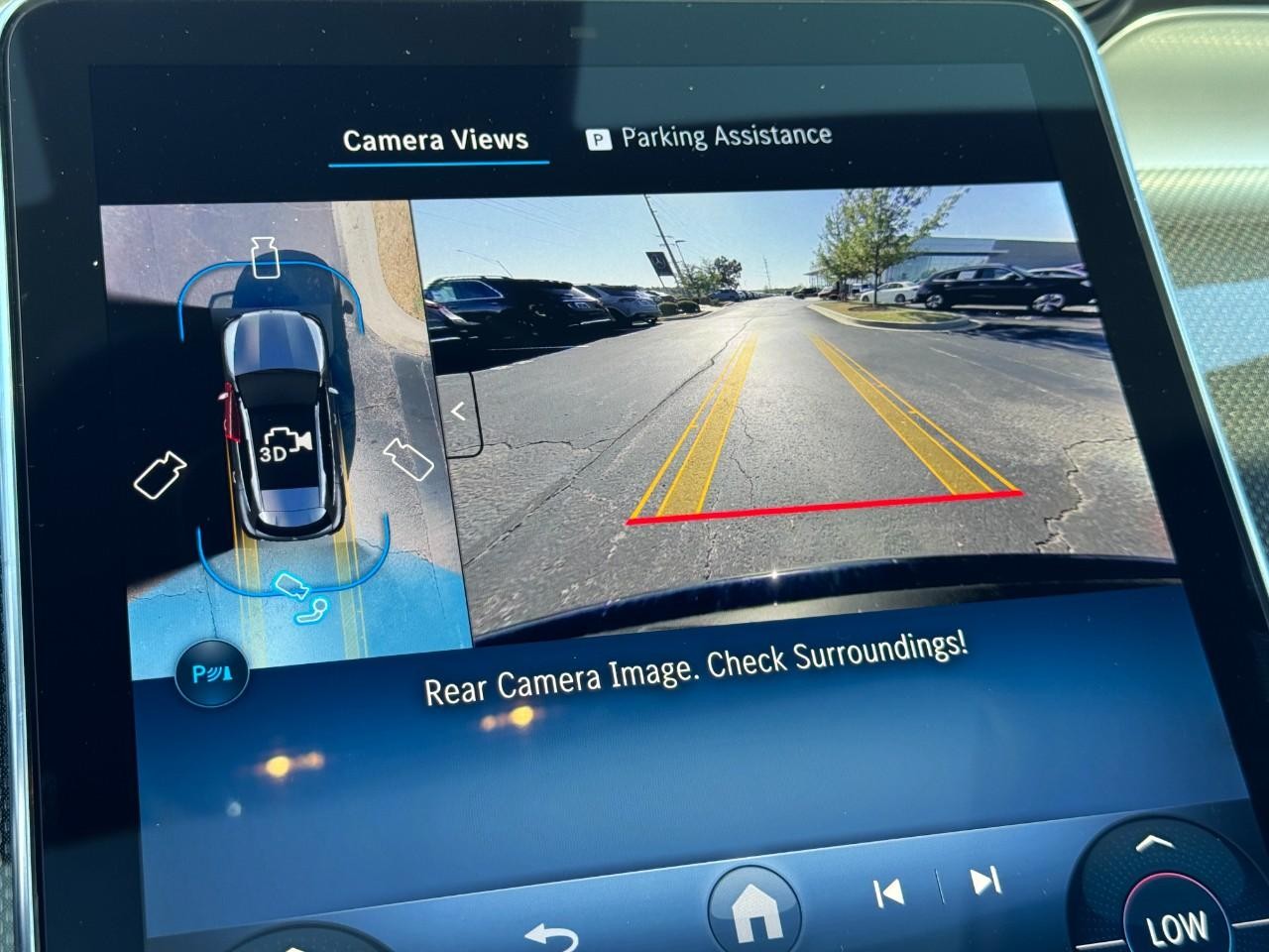 Mercedes-Benz GLC Vehicle Full-screen Gallery Image 26