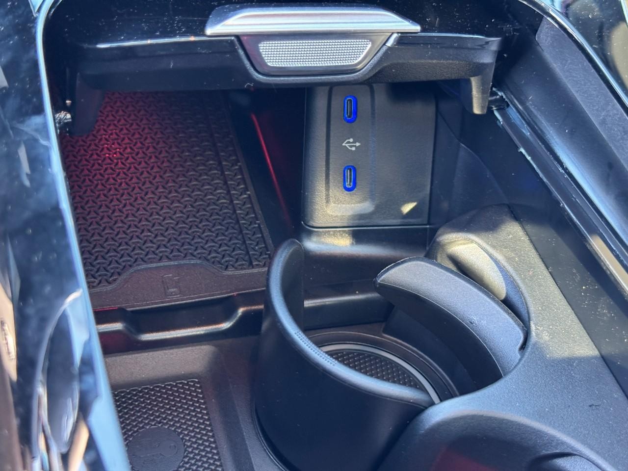 Mercedes-Benz GLC Vehicle Full-screen Gallery Image 27