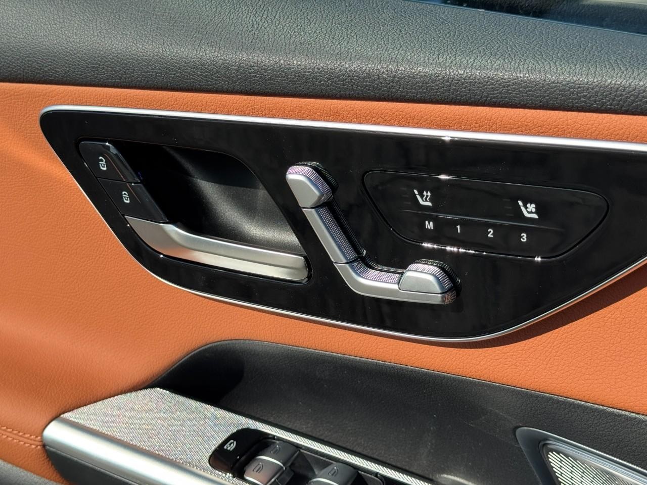 Mercedes-Benz GLC Vehicle Full-screen Gallery Image 30