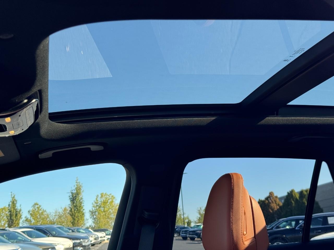 Mercedes-Benz GLC Vehicle Full-screen Gallery Image 32