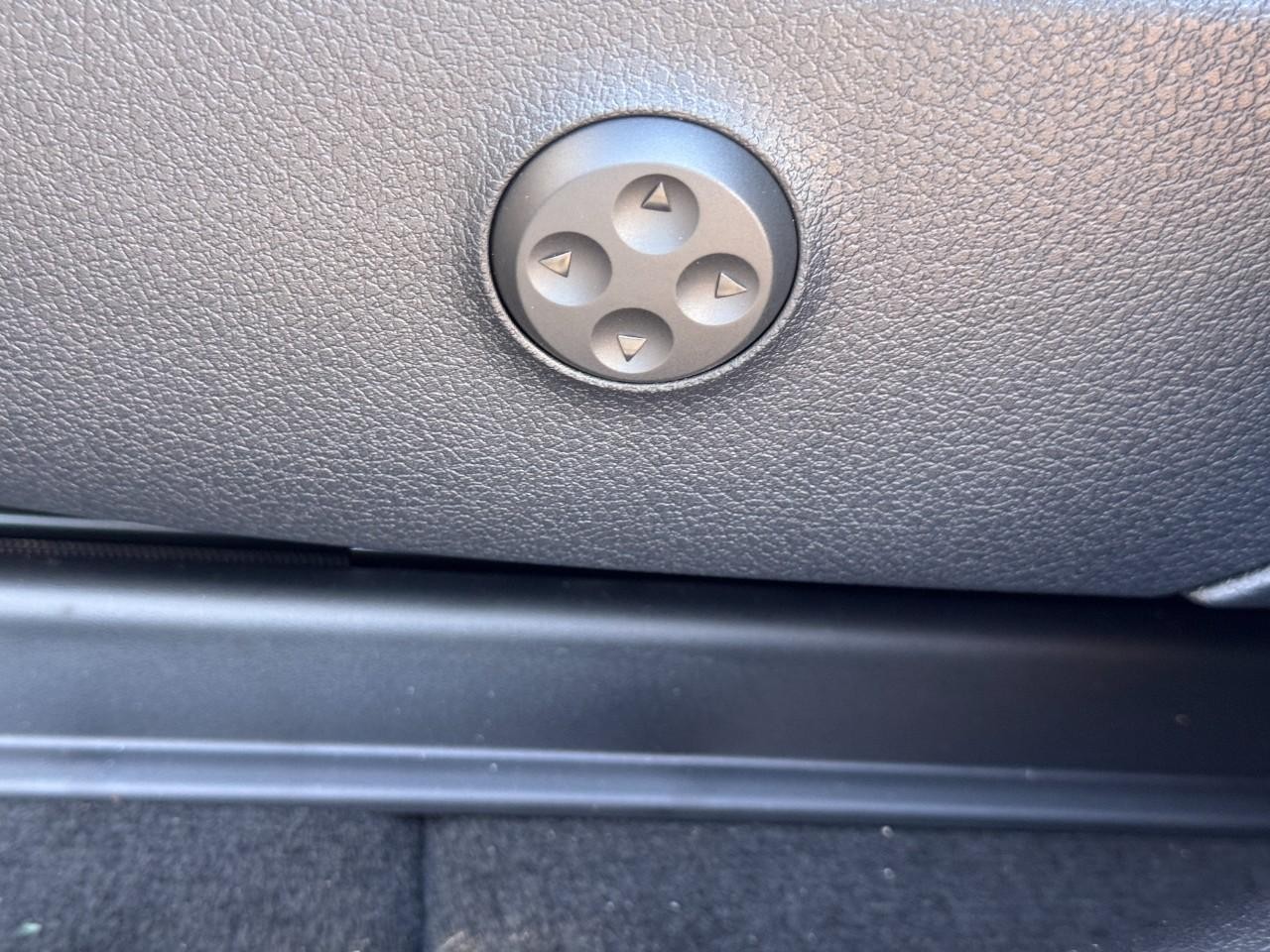 Mercedes-Benz GLC Vehicle Full-screen Gallery Image 33