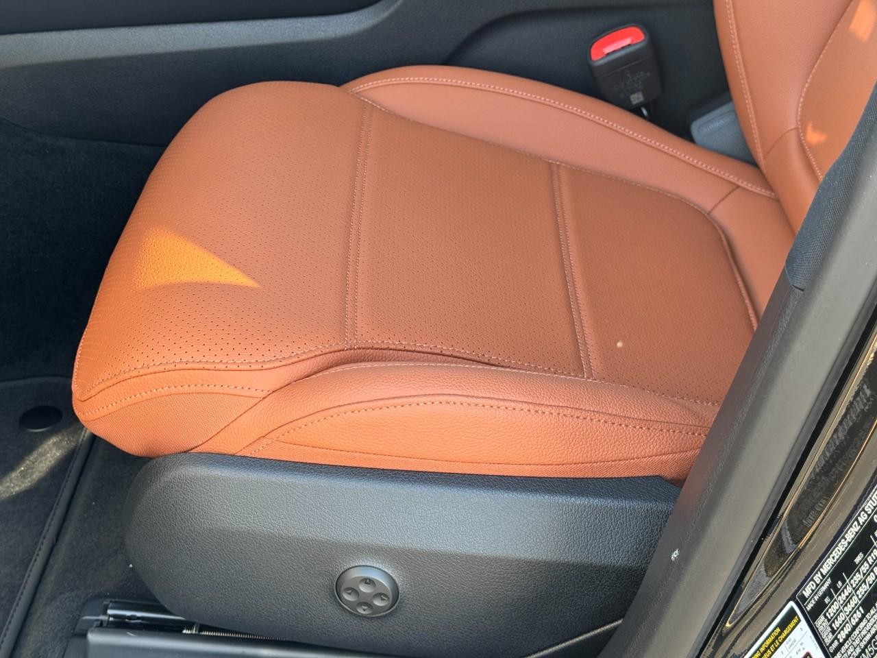 Mercedes-Benz GLC Vehicle Full-screen Gallery Image 34