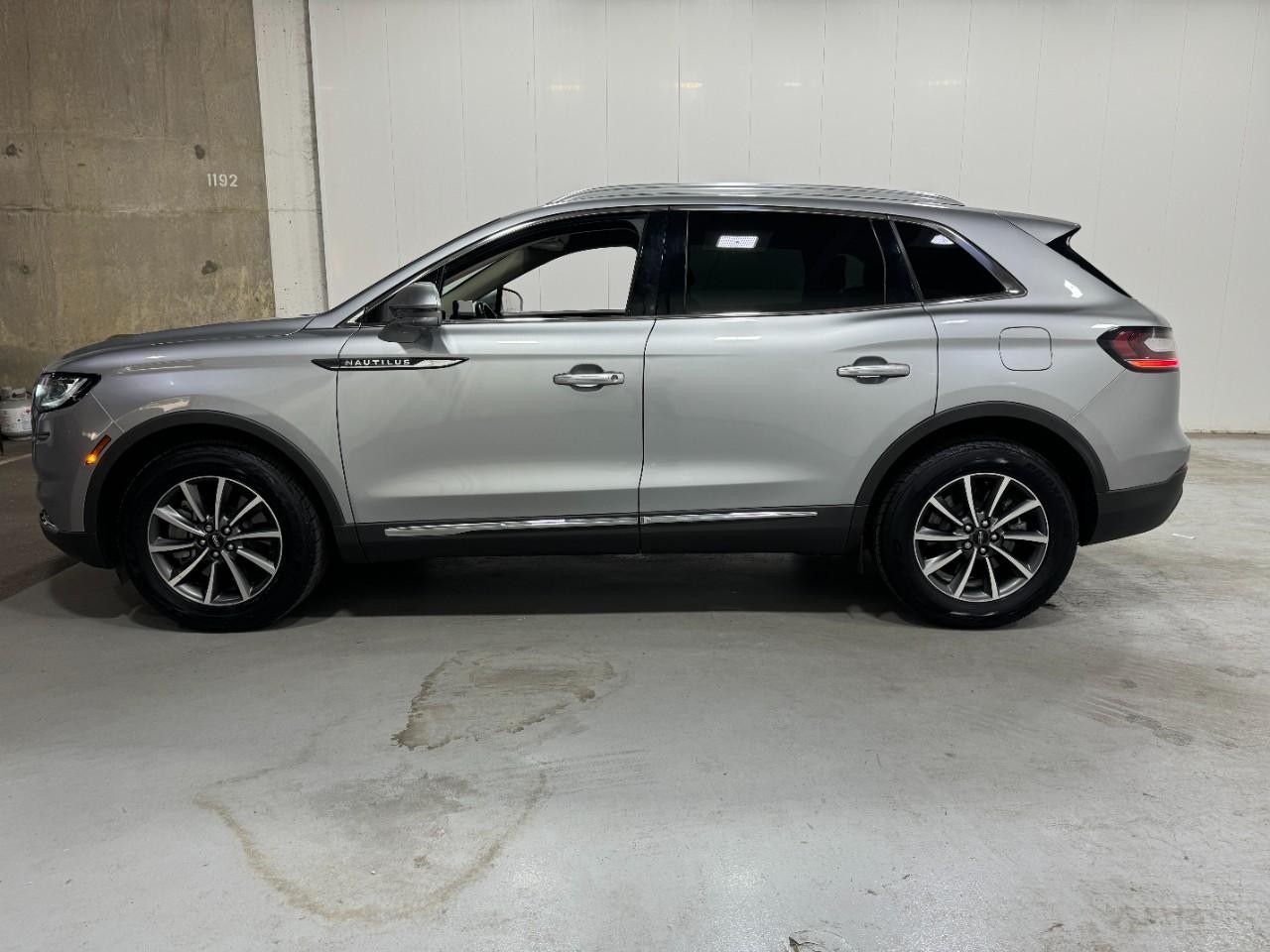 Lincoln Nautilus Vehicle Full-screen Gallery Image 2