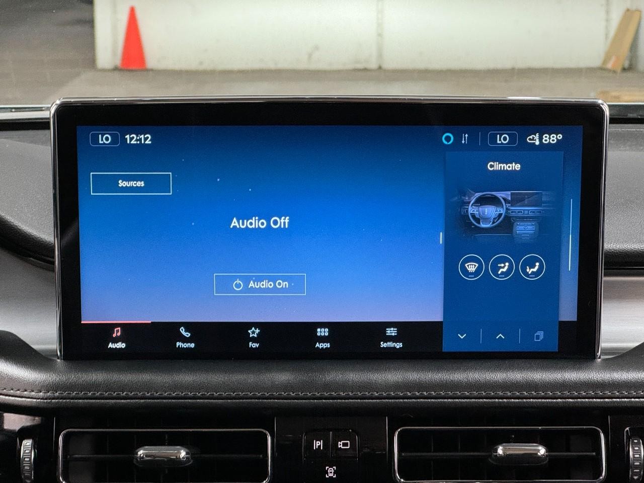 Lincoln Nautilus Vehicle Full-screen Gallery Image 13