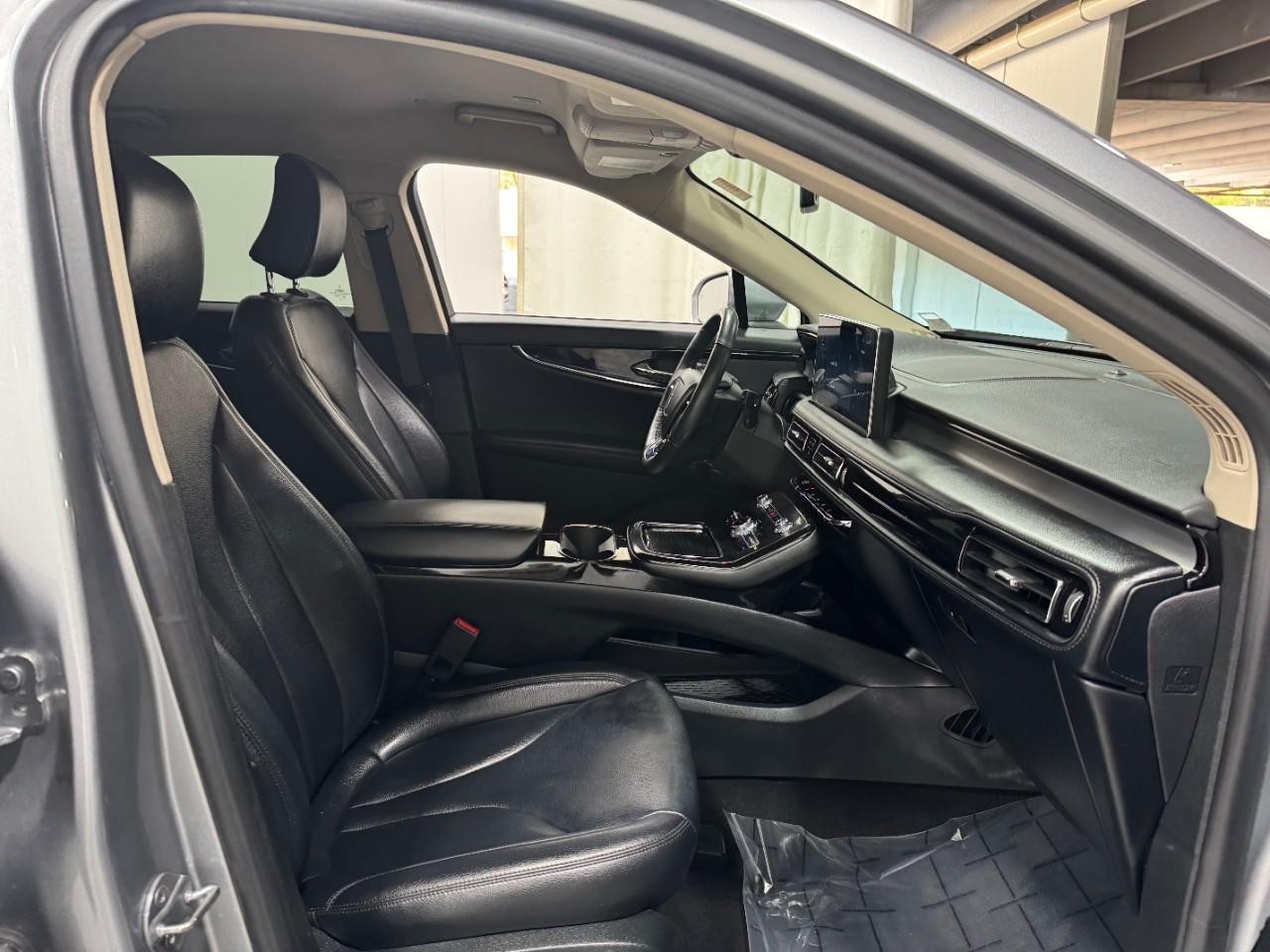 Lincoln Nautilus Vehicle Full-screen Gallery Image 16