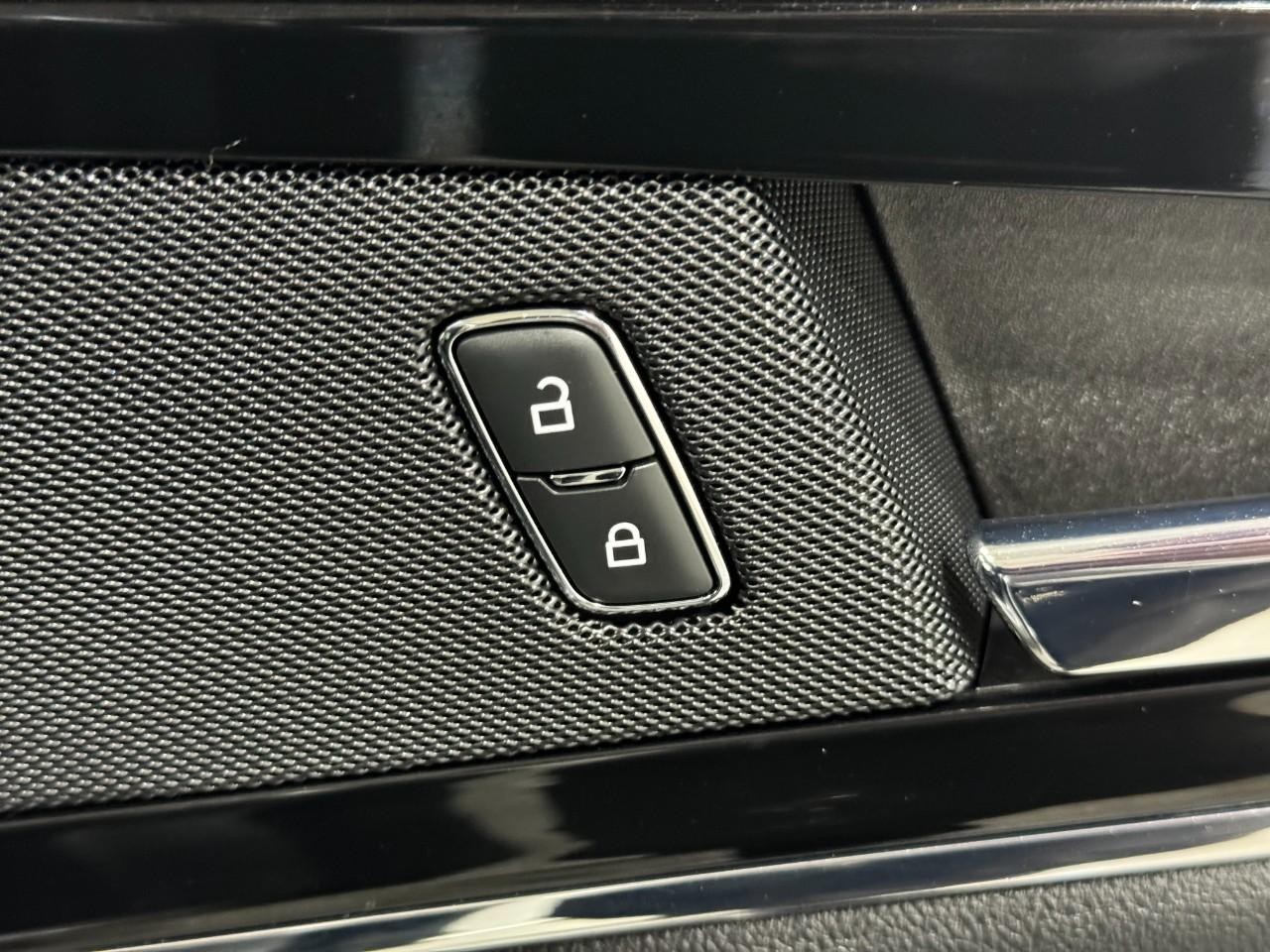 Lincoln Nautilus Vehicle Full-screen Gallery Image 19