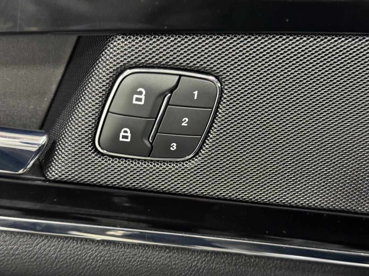 Lincoln Nautilus Vehicle Full-screen Gallery Image 21