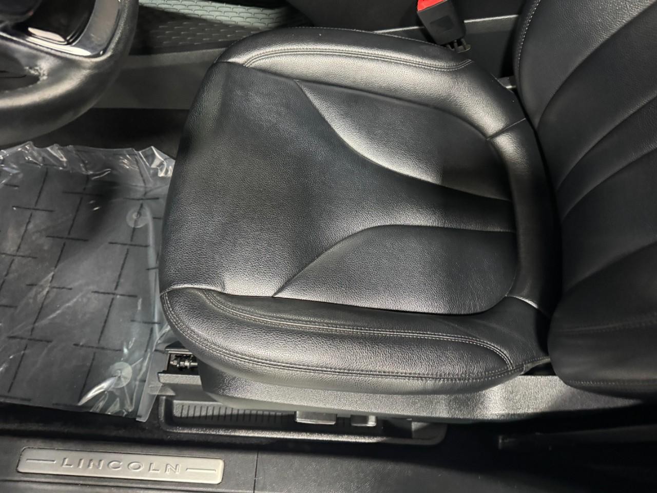 Lincoln Nautilus Vehicle Full-screen Gallery Image 24