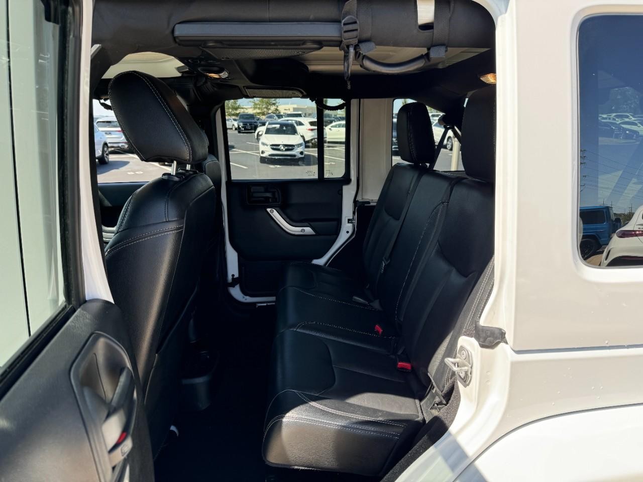 Jeep Wrangler JK Unlimited Vehicle Full-screen Gallery Image 8