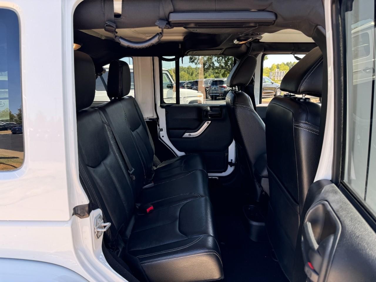 Jeep Wrangler JK Unlimited Vehicle Full-screen Gallery Image 10