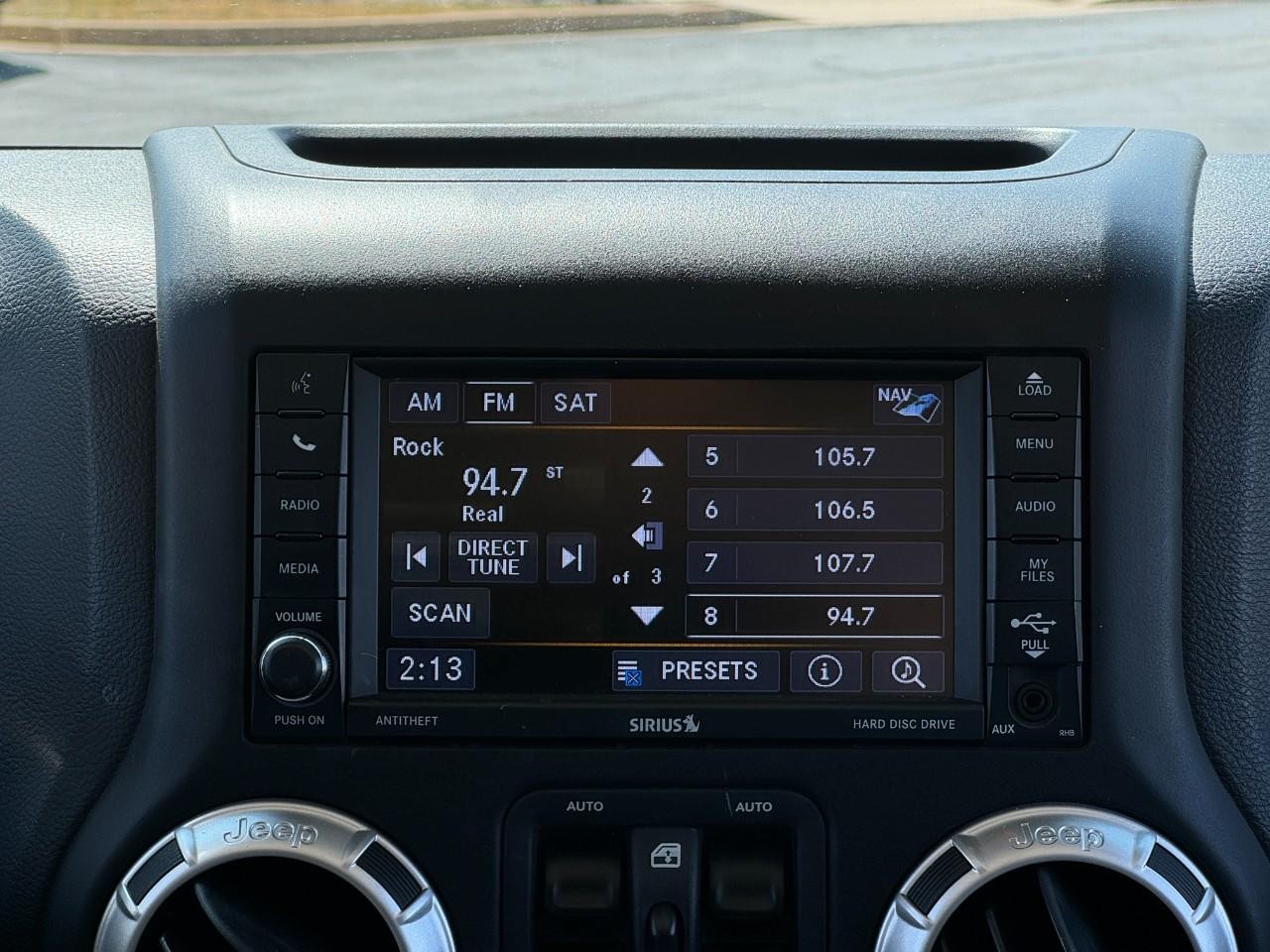 Jeep Wrangler JK Unlimited Vehicle Full-screen Gallery Image 13