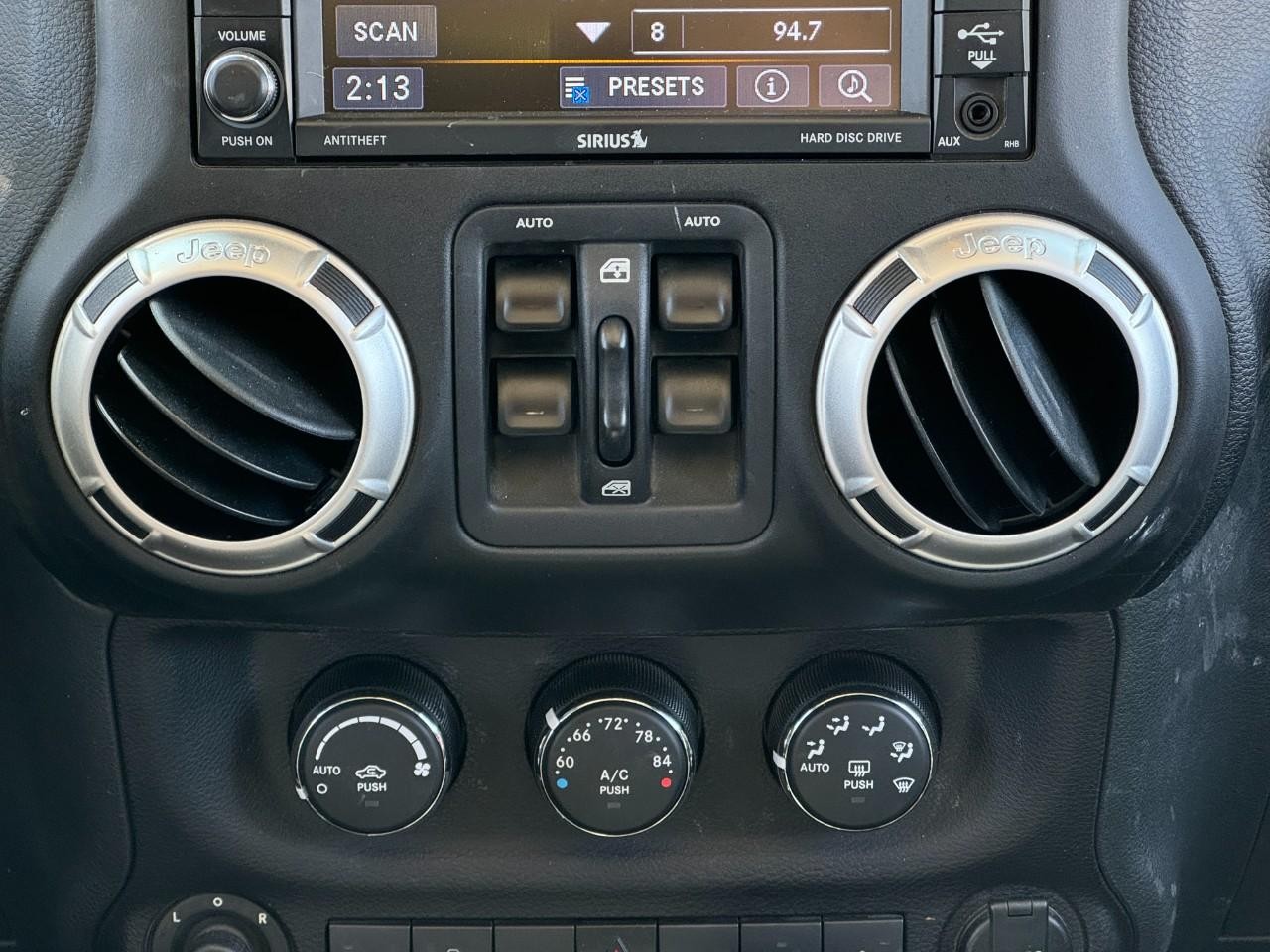 Jeep Wrangler JK Unlimited Vehicle Full-screen Gallery Image 14