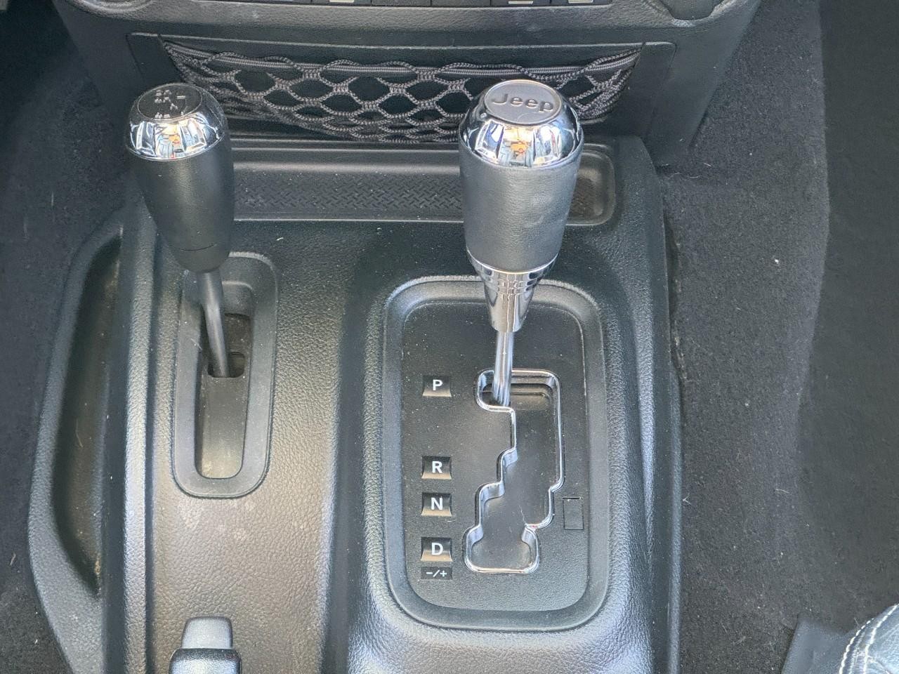 Jeep Wrangler JK Unlimited Vehicle Full-screen Gallery Image 15