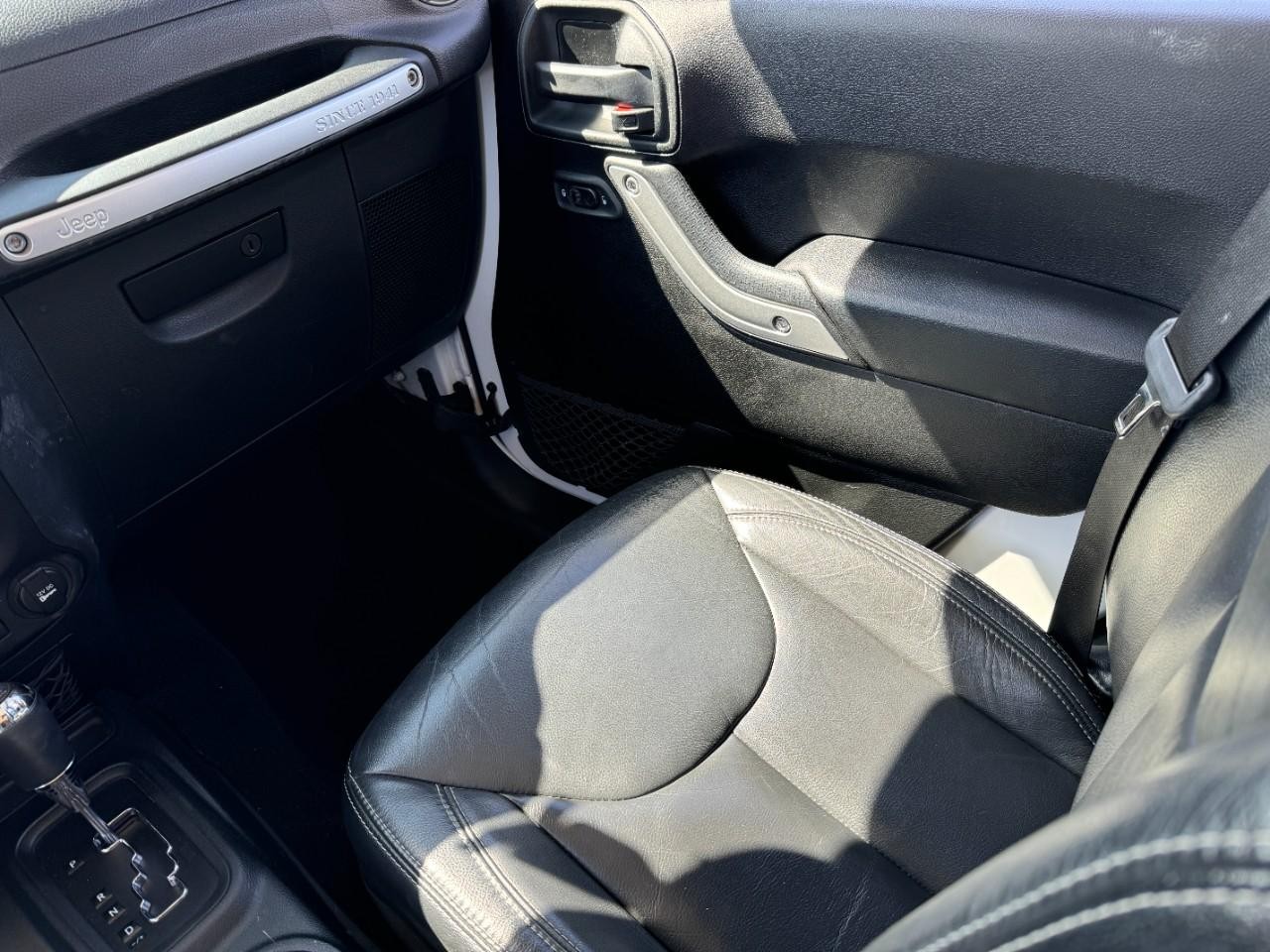 Jeep Wrangler JK Unlimited Vehicle Full-screen Gallery Image 16