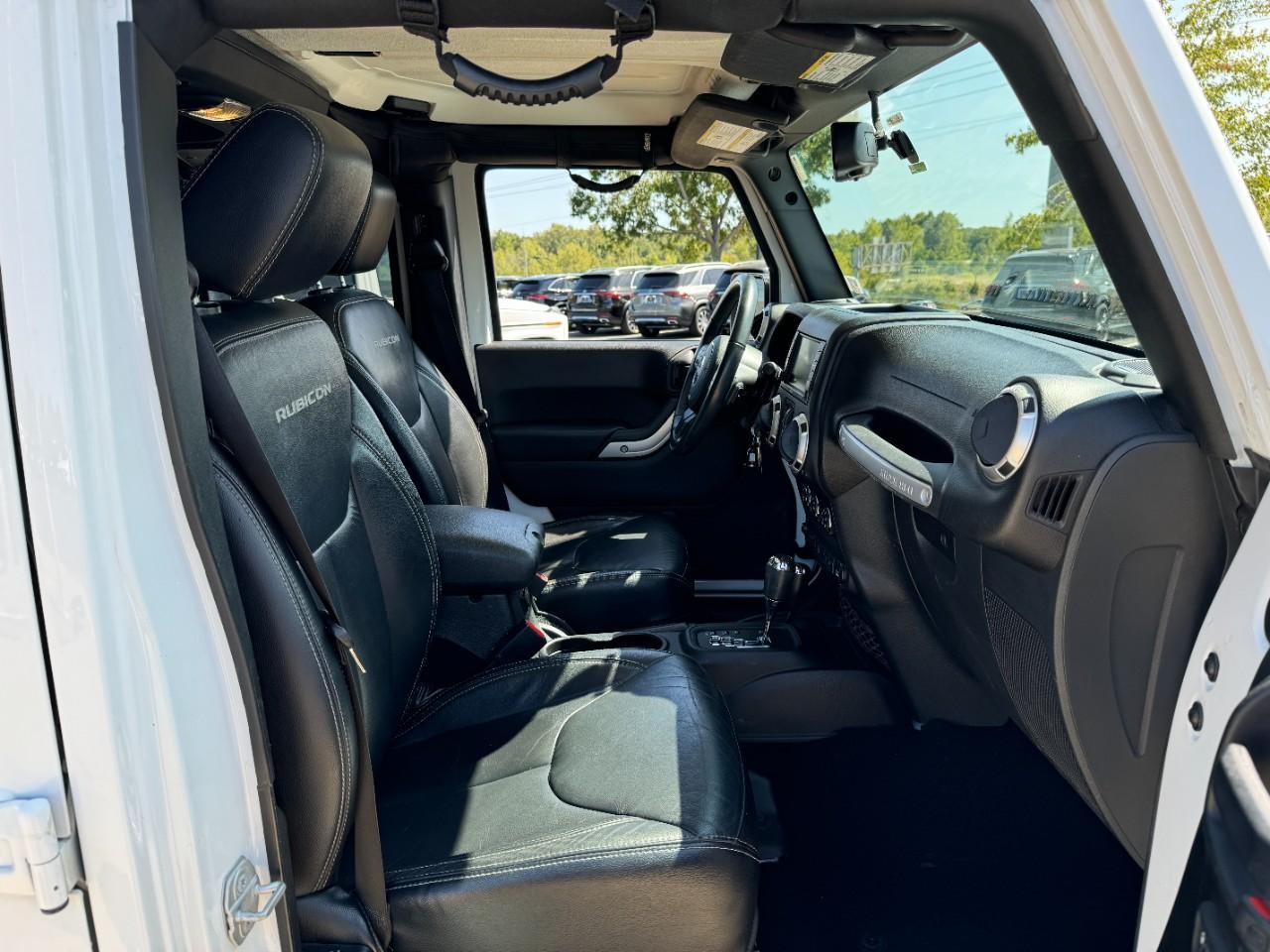 Jeep Wrangler JK Unlimited Vehicle Full-screen Gallery Image 17