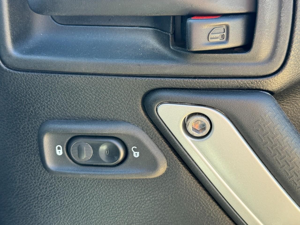 Jeep Wrangler JK Unlimited Vehicle Full-screen Gallery Image 19