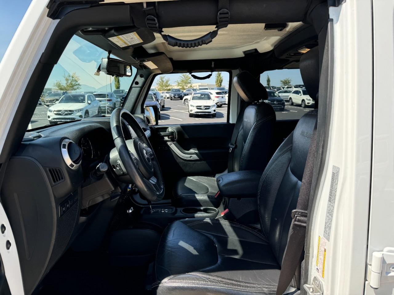 Jeep Wrangler JK Unlimited Vehicle Full-screen Gallery Image 21