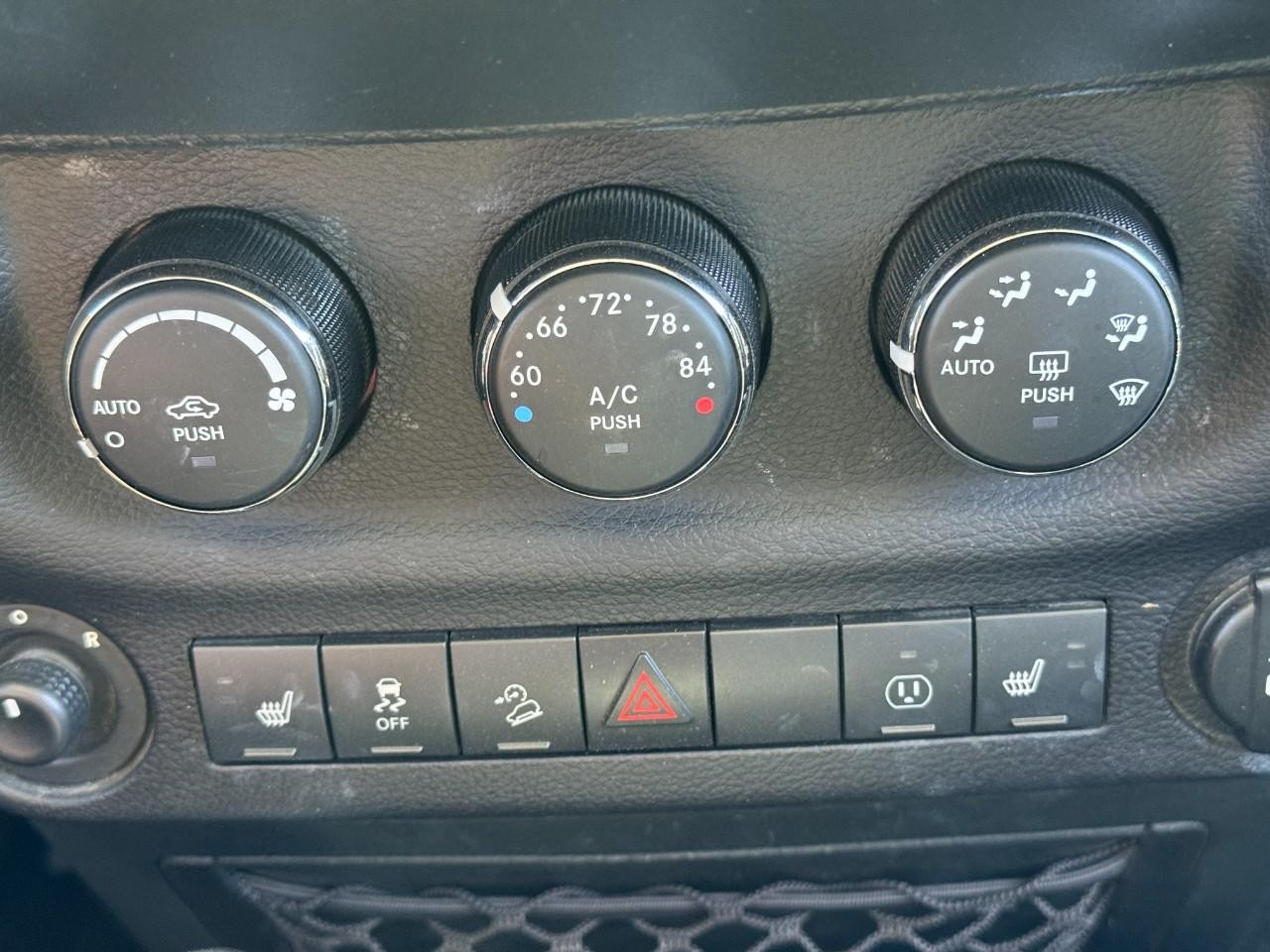 Jeep Wrangler JK Unlimited Vehicle Full-screen Gallery Image 29