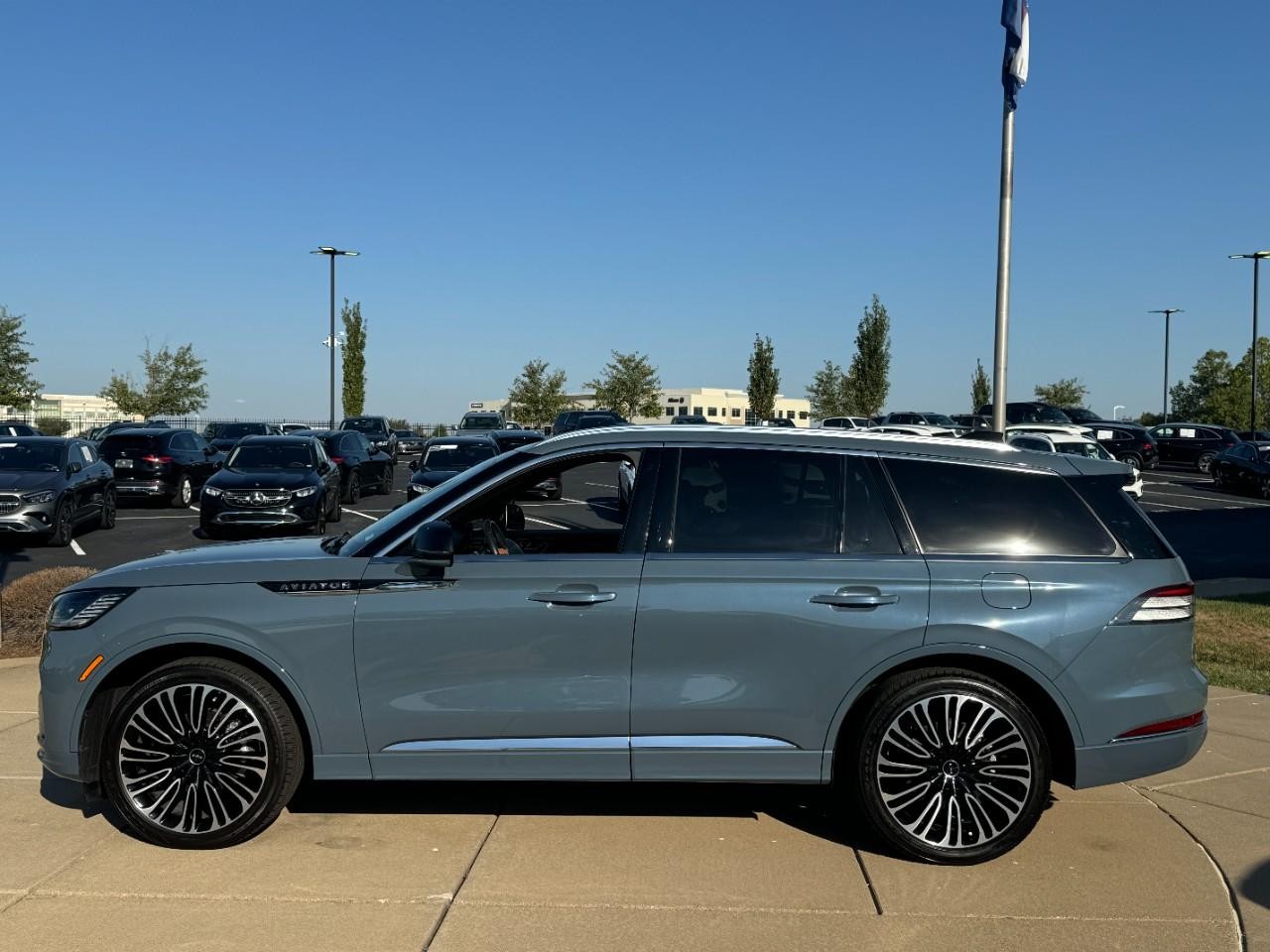 Lincoln Aviator Vehicle Full-screen Gallery Image 2