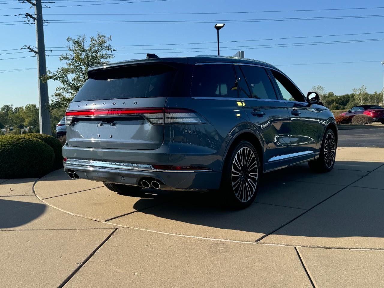 Lincoln Aviator Vehicle Full-screen Gallery Image 4