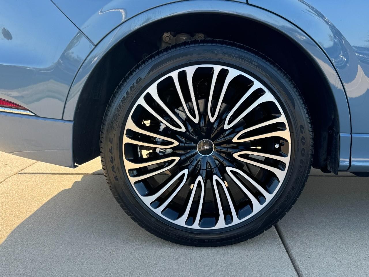 Lincoln Aviator Vehicle Full-screen Gallery Image 5