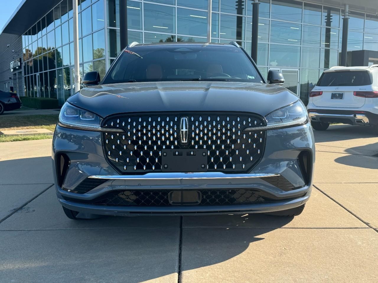 Lincoln Aviator Vehicle Full-screen Gallery Image 7