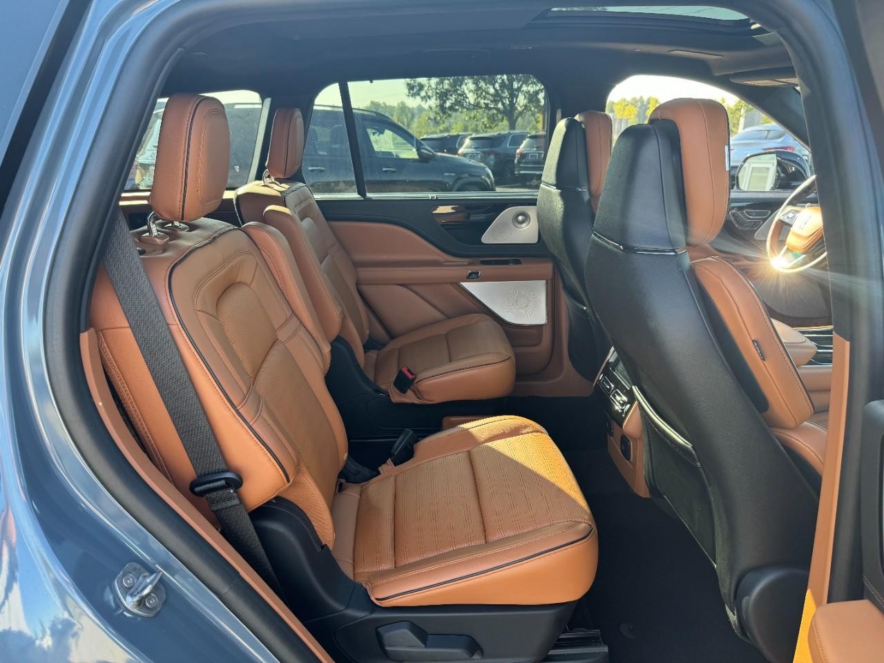 Lincoln Aviator Vehicle Full-screen Gallery Image 12