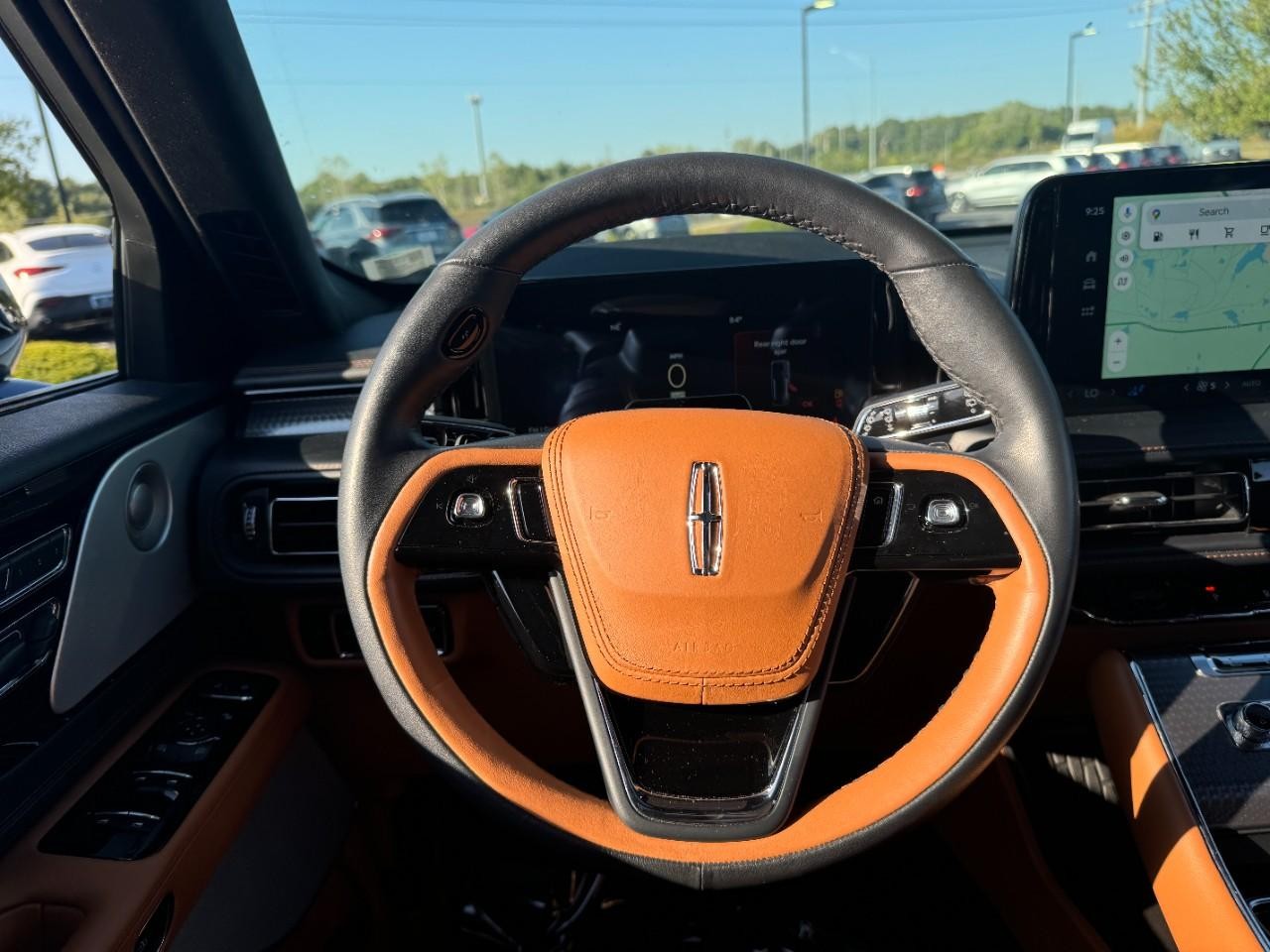 Lincoln Aviator Vehicle Full-screen Gallery Image 16