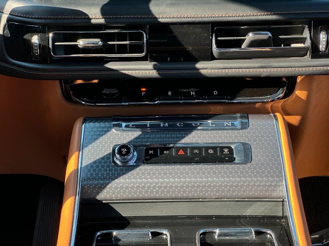 Lincoln Aviator Vehicle Full-screen Gallery Image 18