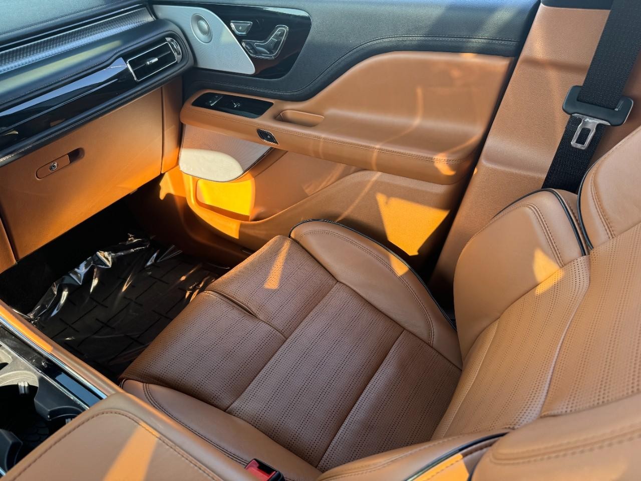 Lincoln Aviator Vehicle Full-screen Gallery Image 19