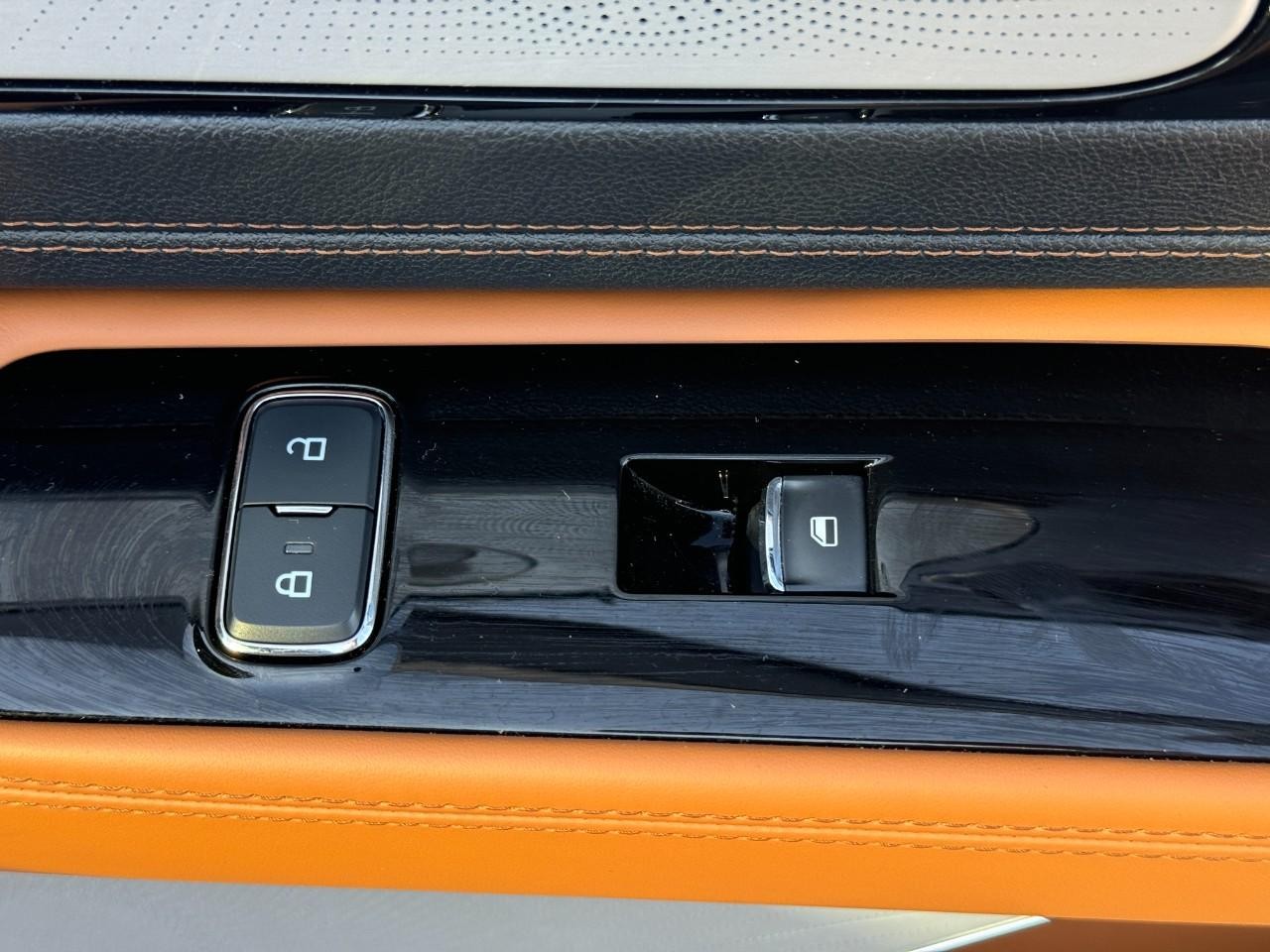 Lincoln Aviator Vehicle Full-screen Gallery Image 23