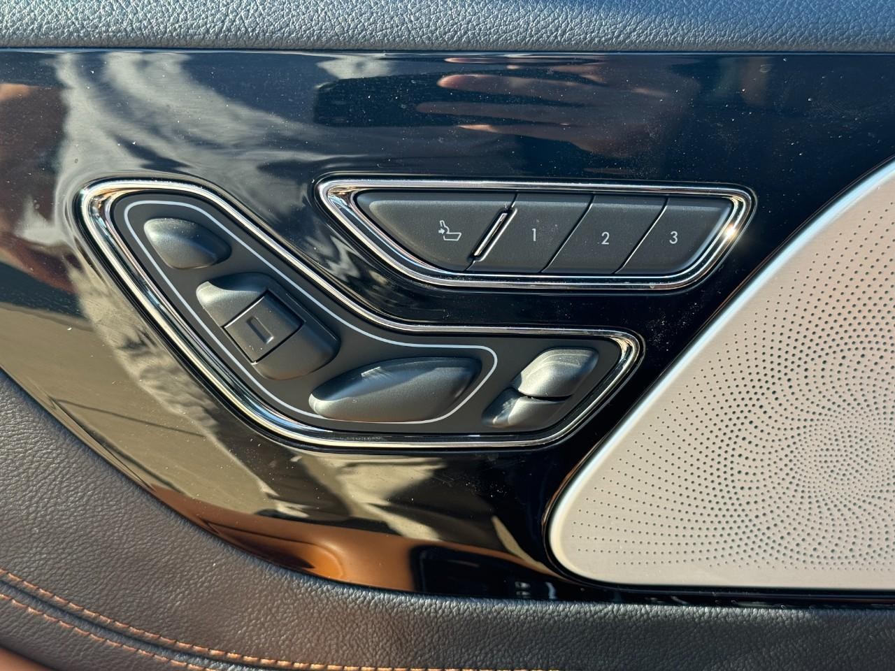 Lincoln Aviator Vehicle Full-screen Gallery Image 24