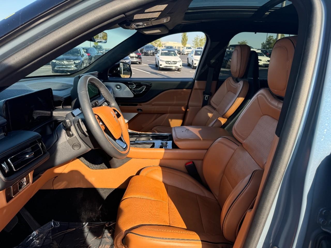 Lincoln Aviator Vehicle Full-screen Gallery Image 27