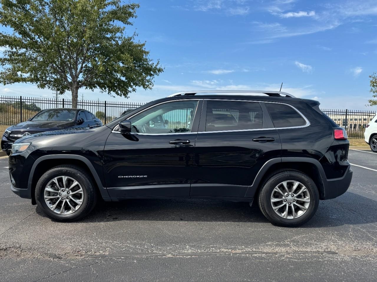 Jeep Cherokee Vehicle Full-screen Gallery Image 2