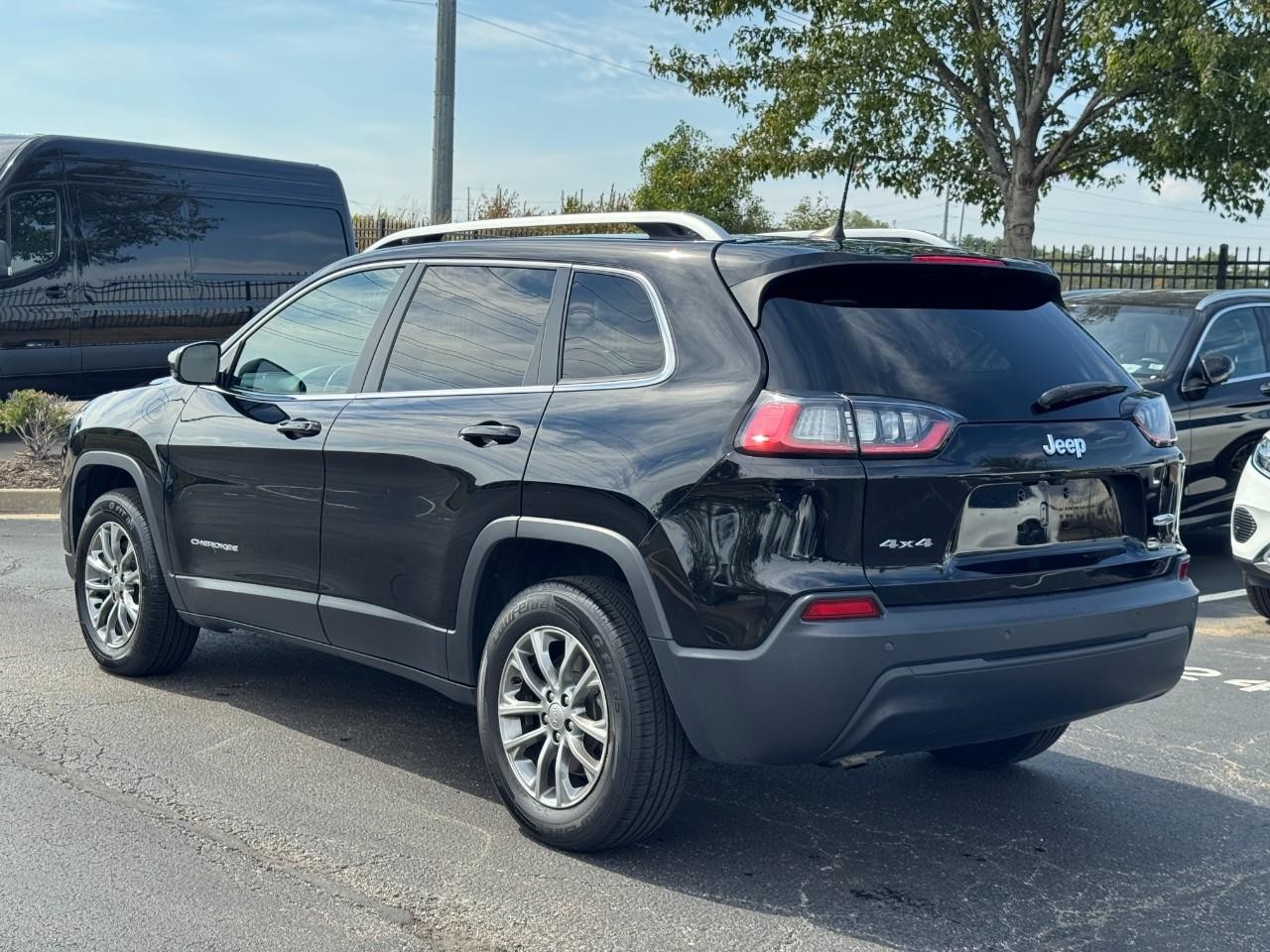 Jeep Cherokee Vehicle Full-screen Gallery Image 3