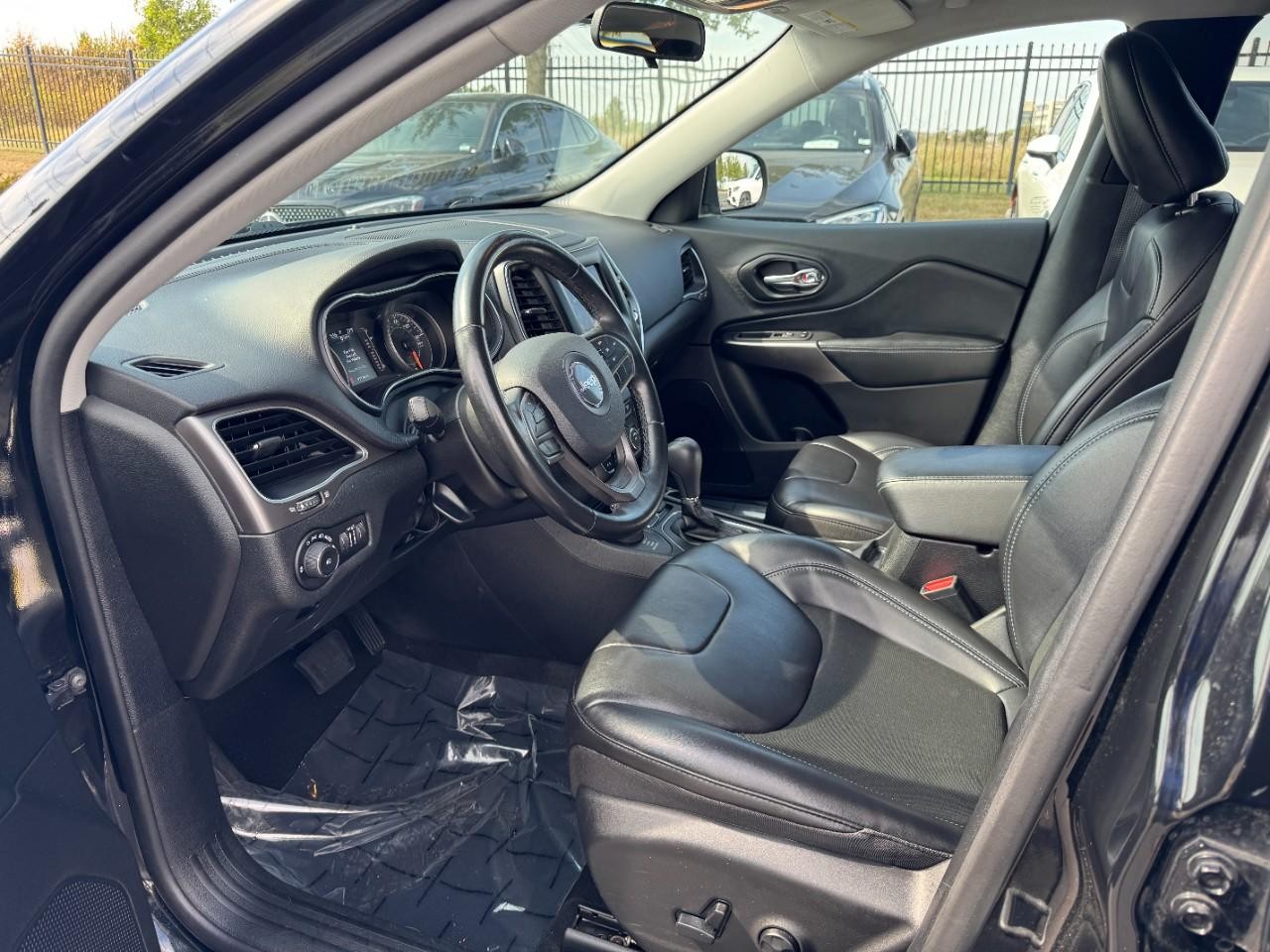 Jeep Cherokee Vehicle Full-screen Gallery Image 9