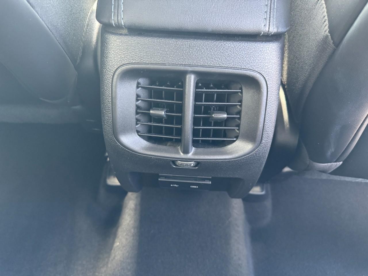 Jeep Cherokee Vehicle Full-screen Gallery Image 18