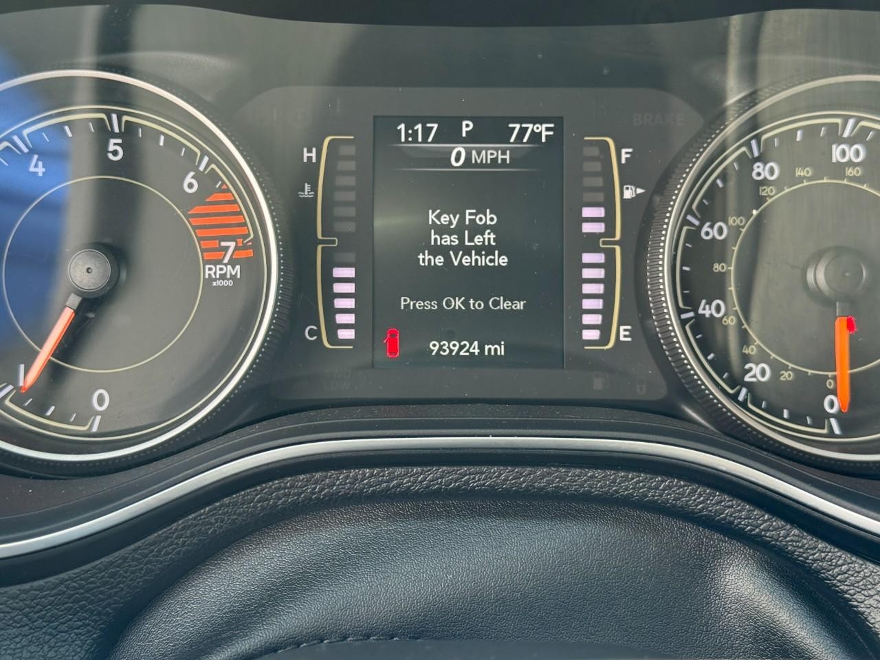 Jeep Cherokee Vehicle Full-screen Gallery Image 22