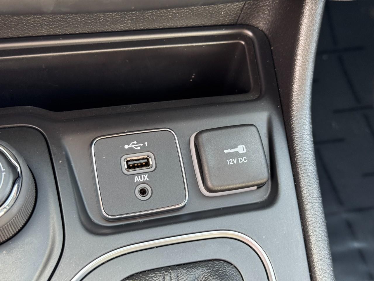 Jeep Cherokee Vehicle Full-screen Gallery Image 24