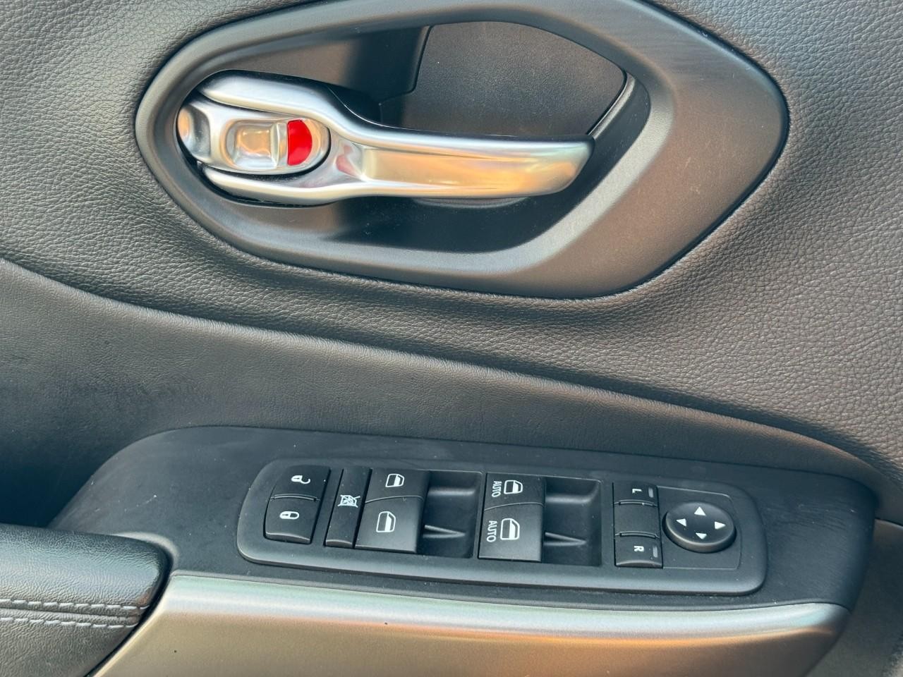 Jeep Cherokee Vehicle Full-screen Gallery Image 26