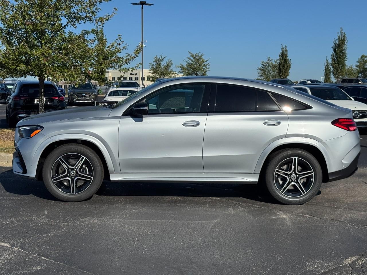 Mercedes-Benz GLE Vehicle Full-screen Gallery Image 2