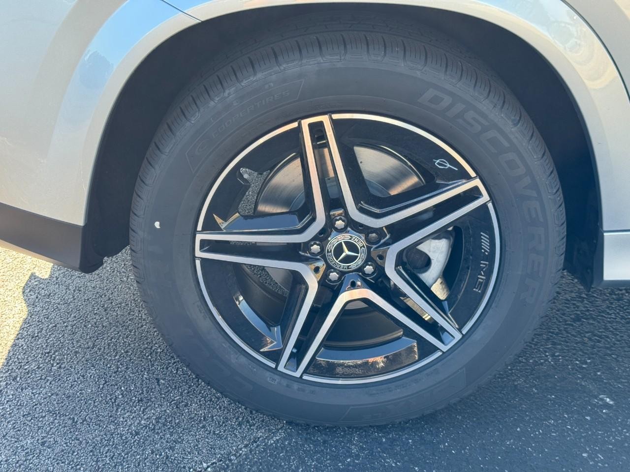 Mercedes-Benz GLE Vehicle Full-screen Gallery Image 6