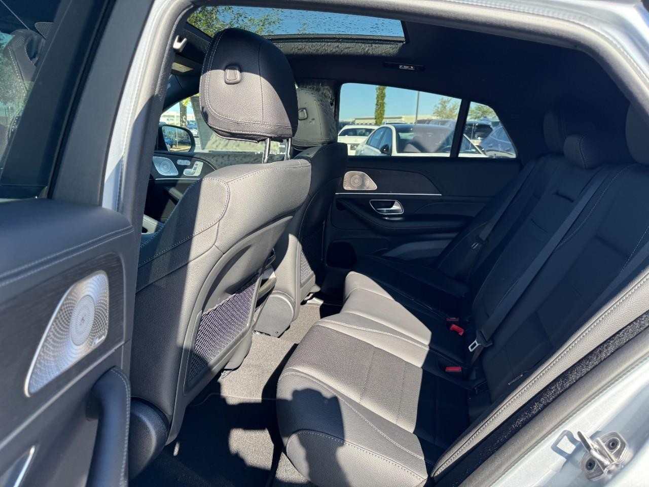 Mercedes-Benz GLE Vehicle Full-screen Gallery Image 10