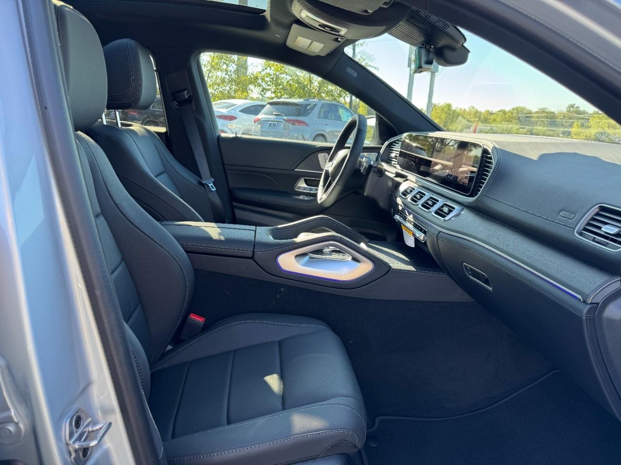 Mercedes-Benz GLE Vehicle Full-screen Gallery Image 11