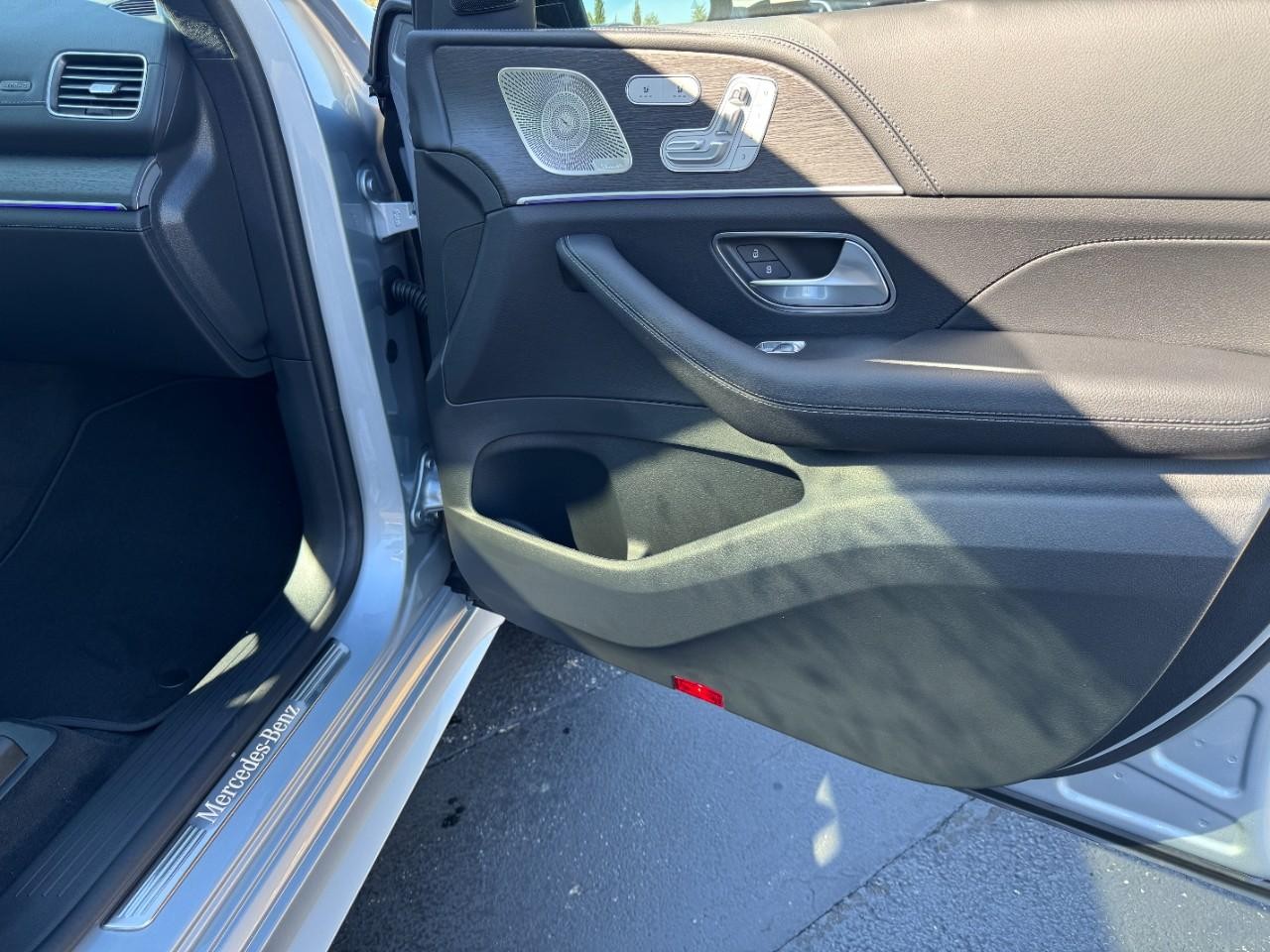 Mercedes-Benz GLE Vehicle Full-screen Gallery Image 12