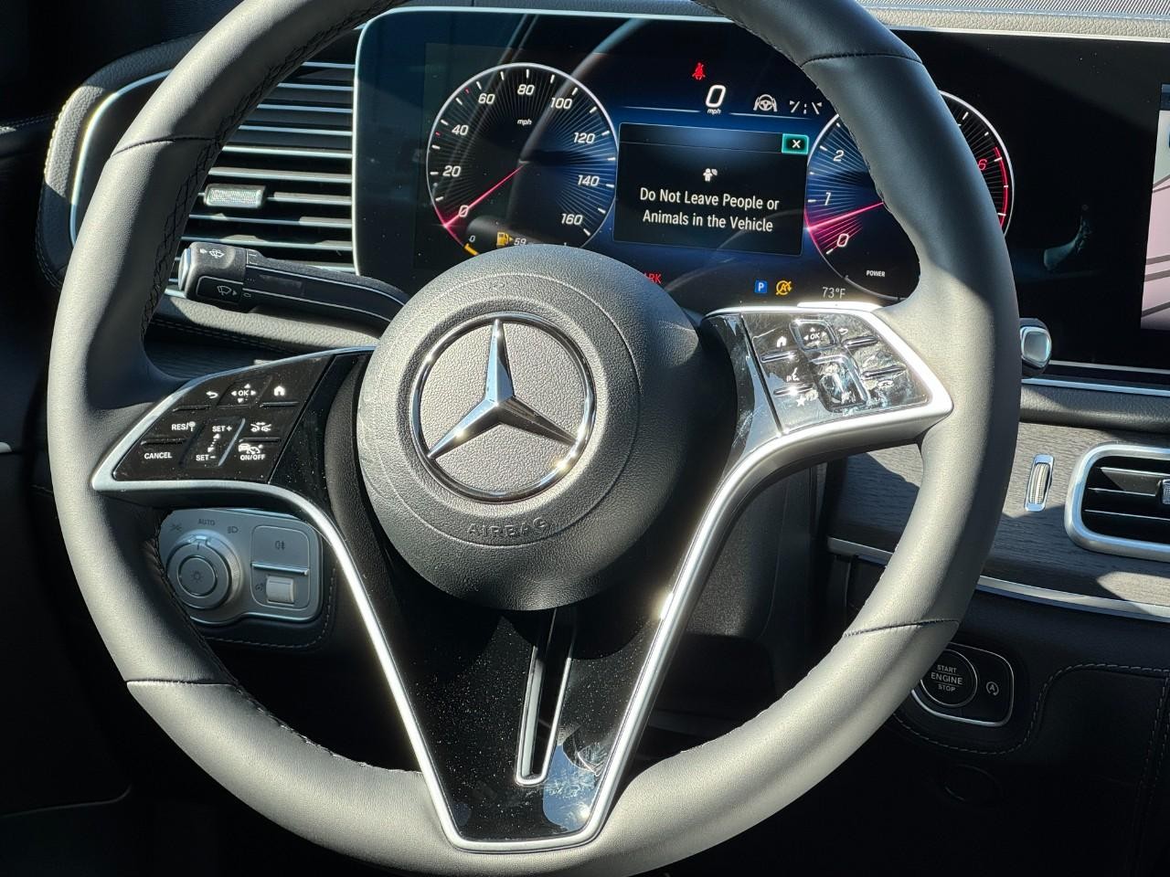 Mercedes-Benz GLE Vehicle Full-screen Gallery Image 16