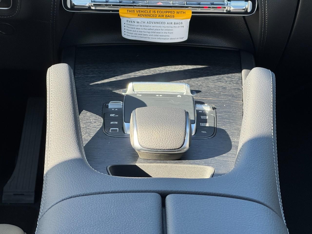 Mercedes-Benz GLE Vehicle Full-screen Gallery Image 18