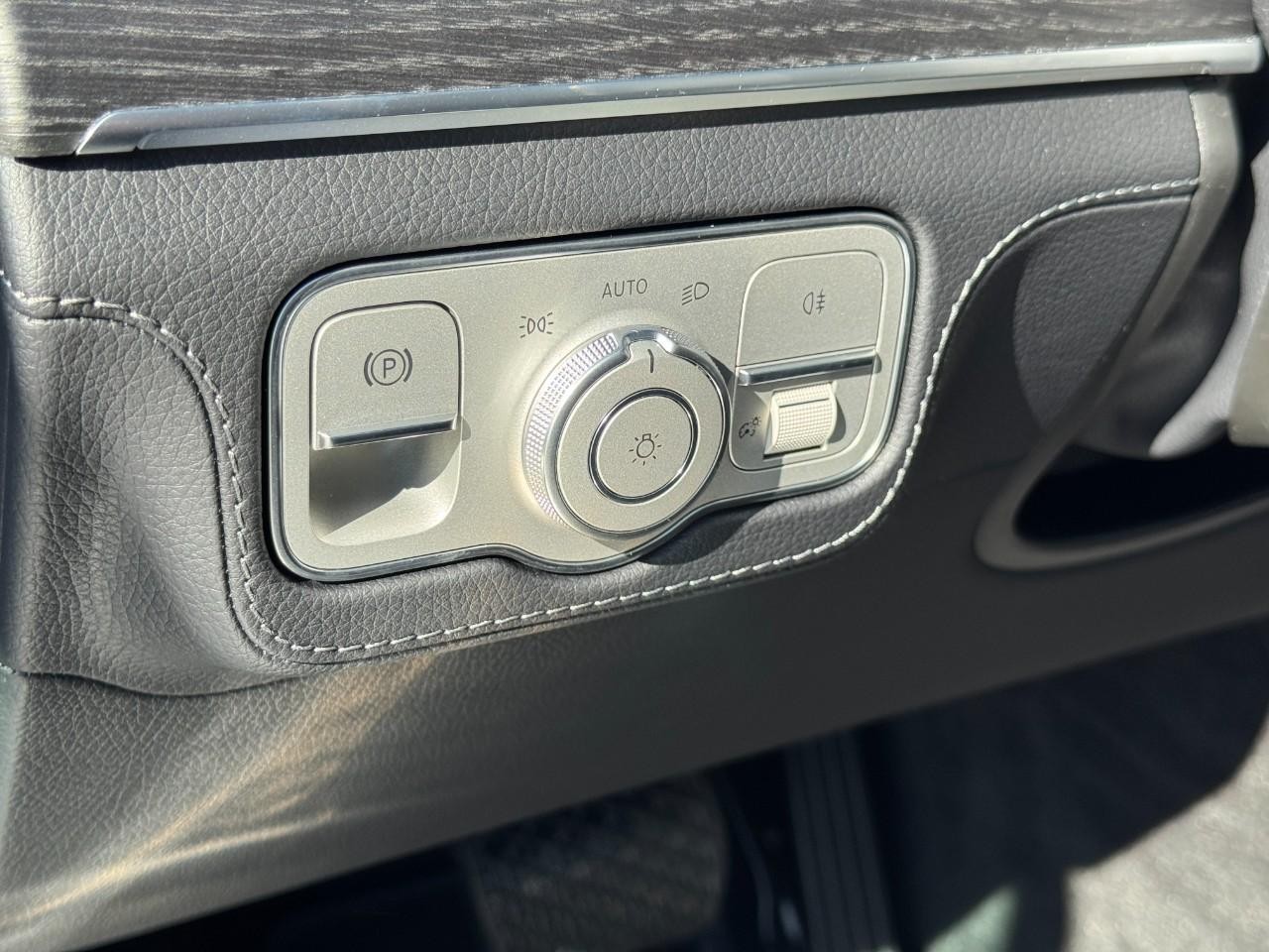 Mercedes-Benz GLE Vehicle Full-screen Gallery Image 21