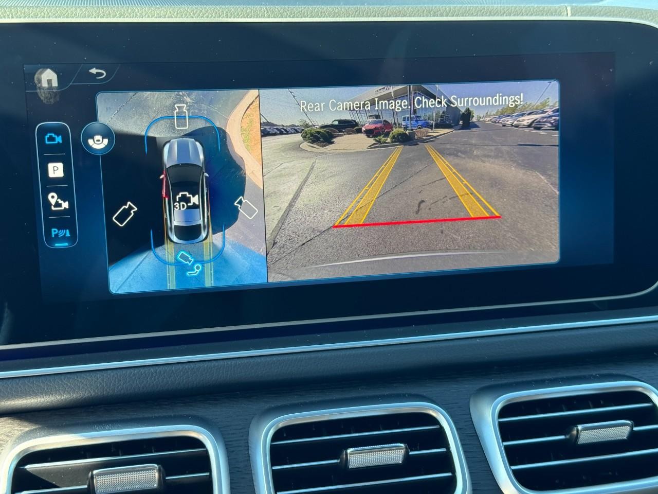 Mercedes-Benz GLE Vehicle Full-screen Gallery Image 26