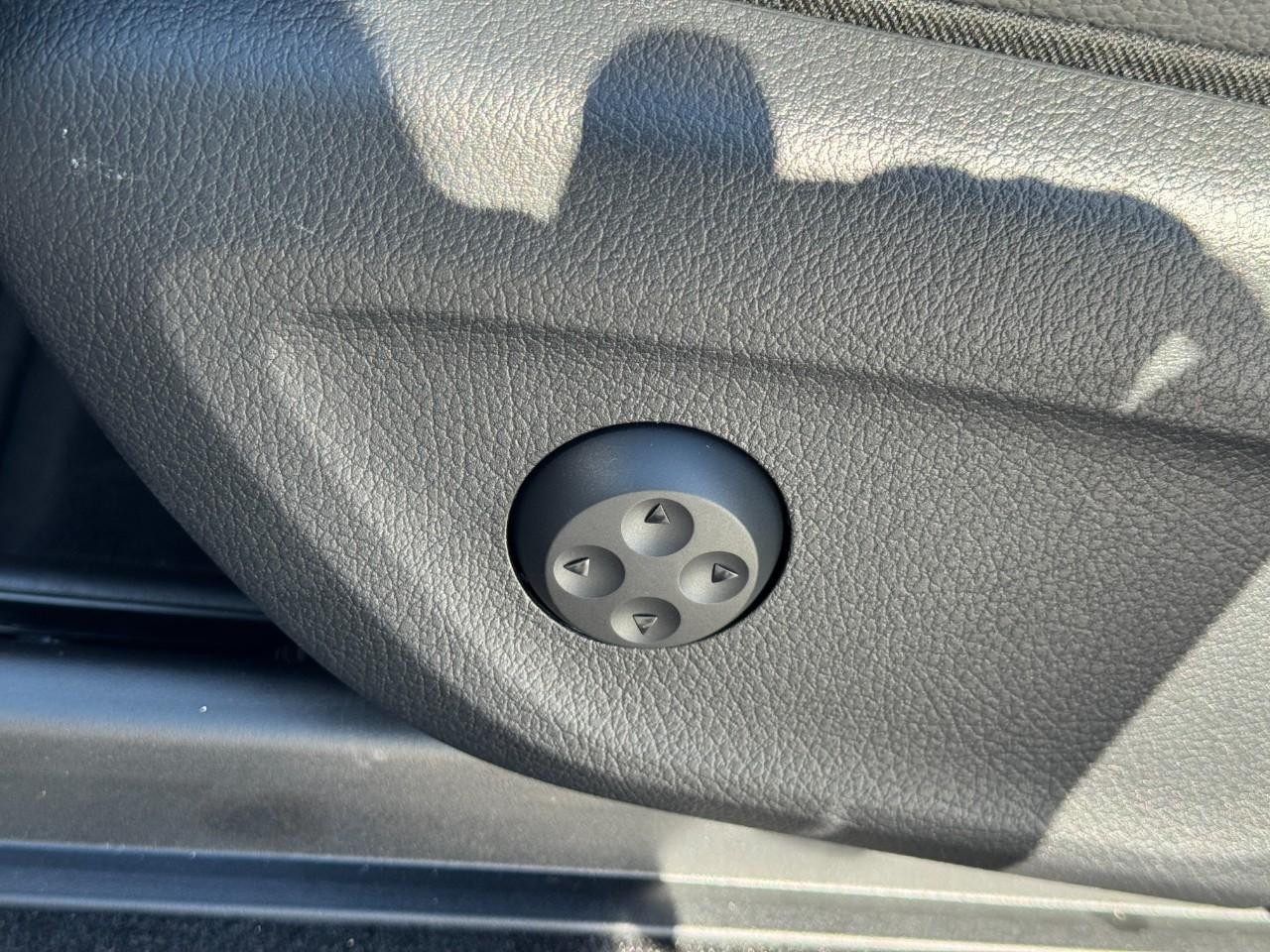 Mercedes-Benz GLE Vehicle Full-screen Gallery Image 33